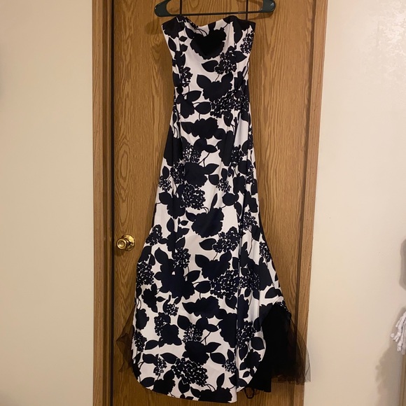 Scott McClintock Elegant Black and White Floral Mermaid Cut Gown - Picture 5 of 7